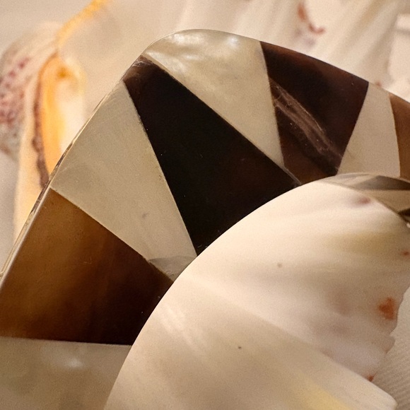 Geometric Inlay Shell Bangle Bracelet - Picture 4 of 4